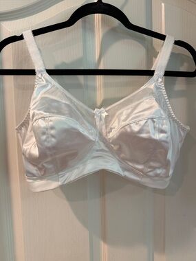 Goddess Classic Non-Padded Satin White Bra with Bow Accent. No underwire NWOT